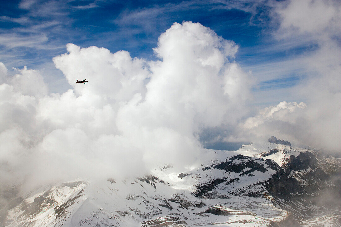 Flugzeug überfliegt Alpen, Berner Oberland, Kanton Bern, Schweiz