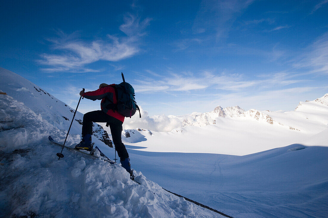 Mann bei Gletscherwanderung, Mönchsjoch, Grindelwald, Berner Oberland, Kanton Bern, Schweiz