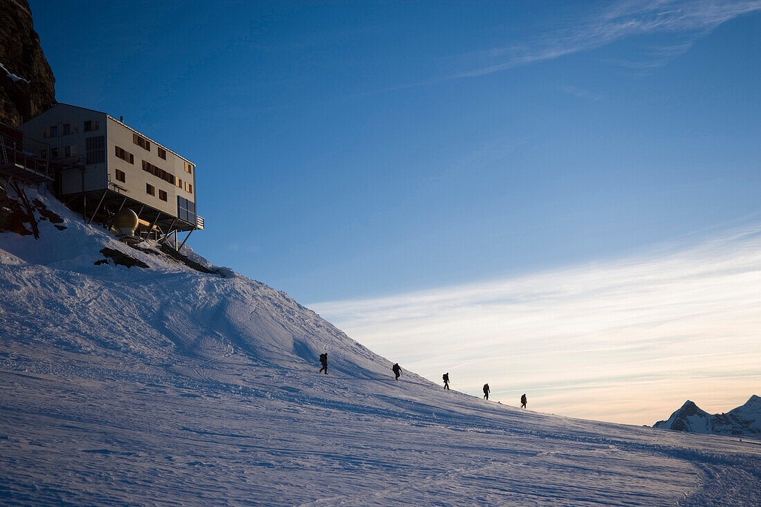 Gletscherwanderer, Mönchsjochhütte im Hintergrund, Grindelwald, Berner Oberland, Kanton Bern, Schweiz