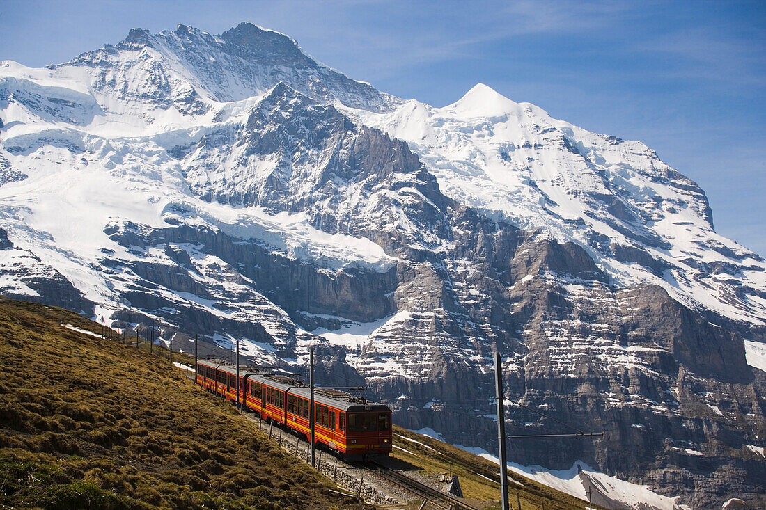 Bergbahn, Jungfraubahn unterwegs von Kleine Scheidegg Bahnhof 2061 m, nach Jungfraujoch höchste Bahnhof in Europa, Jungfrau im Hintergrund, Berner Oberland, Kanton Bern, Schweiz