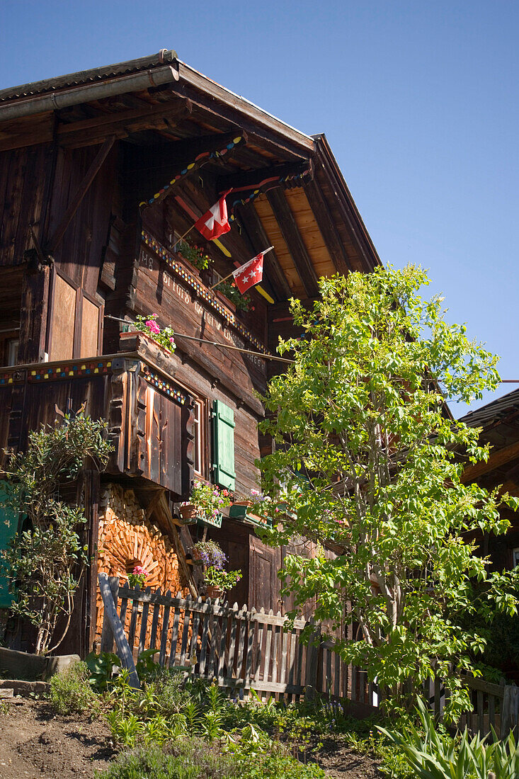 Wooden house in Mürren (1650 m, Walser mountain village), Bernese Oberland (highlands), Canton of Bern, Switzerland