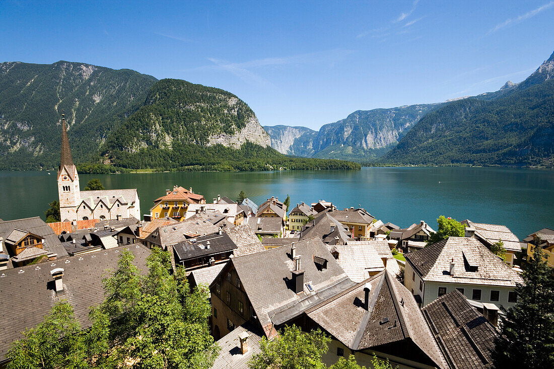 Panorama über Hallstatt mit Christuskirche, Hallstaetter See, Salzkammergut, Oberösterreich, Österreich