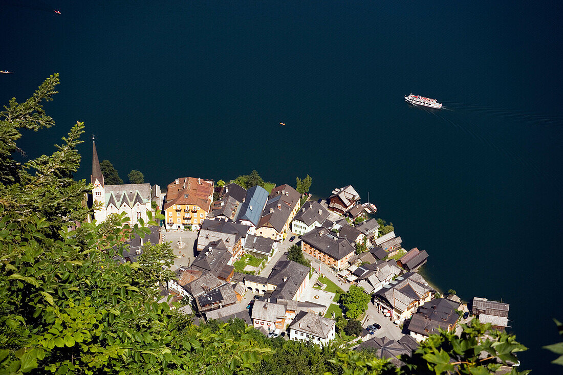 Luftaufnahme von Hallstatt mit Christuskirche, Hallstatt, Salzkammergut, Oberösterreich, Österreich