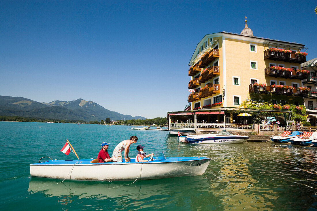 Familie auf dem Wolfgangsee, St. Wolfgang, Oberösterreich, Salzkammergut, Österreich