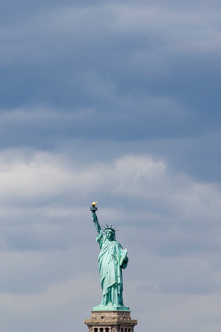 Freiheitsstatue vor bewölktem Himmel, New York, USA
