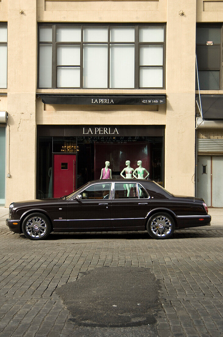 Ein Auto parkt vor dem La Perla Shop, Manhattan, New York, Amerika