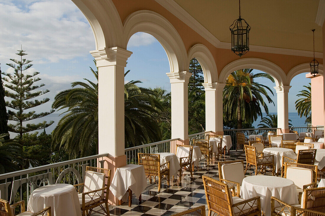 Tische und Stühle auf der sonnigen Terrasse des Reids Hotel, Funchal, Madeira, Portugal