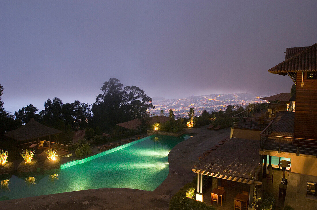 Blick auf den beleuchteten Pool des Choupana Hills Hotel bei Nacht, Funchal, Madeira, Portugal