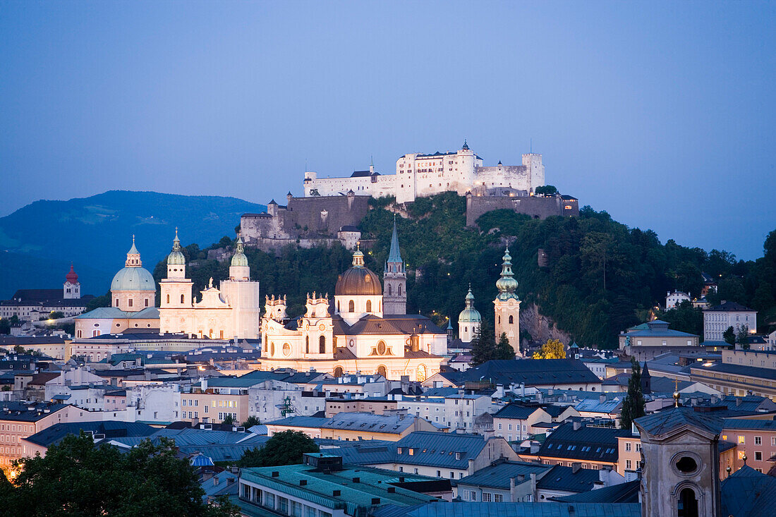 Blick über der beleuchtete Altstadt mit Festung Hohensalzburg, der größte erhaltene Festungsbau Mitteleuropas, Salzburger Dom, Franziskanerkirche, Stift St. Peter und Kollegienkirche bei Nacht, Salzburg, Österreich. Am 11. September 1997 wurde der Altstad