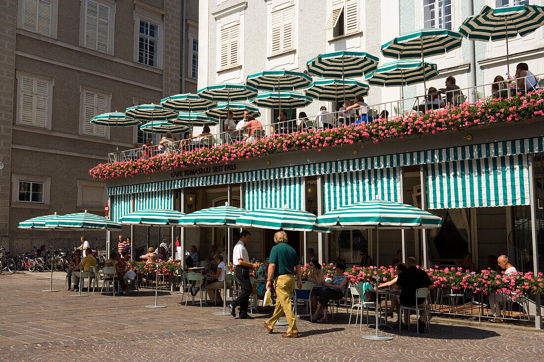 Guest sitting in the outdoor area of the Cafe Tomaselli, the oldest original Vienna Cafe of Austria, founded 1705, Old Market, Salzburg, Salzburg, Austria, Since 1996 historic centre of the city part of the UNESCO World Heritage Site