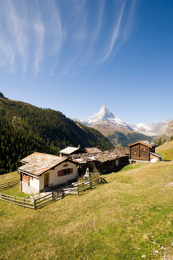 Typische Holzhäuser des Bergdorfes Findeln, Matterhorn, 4478 m, im Hintergrund, Zermatt, Wallis, Schweiz