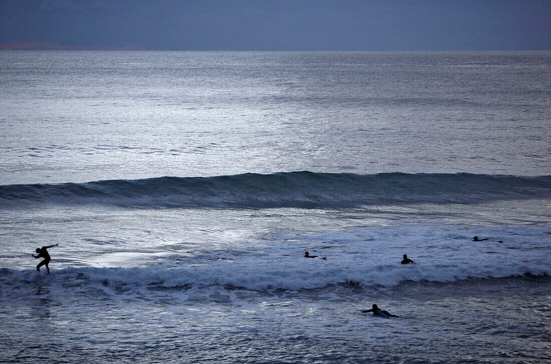Surfer bei Vollmond, Azoren, Portugal