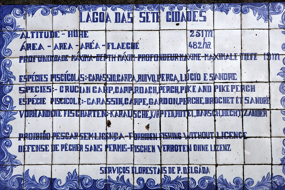 Ein Hinweisschild aus typischen portugiesischen Fliesen (Azulejos) informiert über die Seen von Sete Cidades