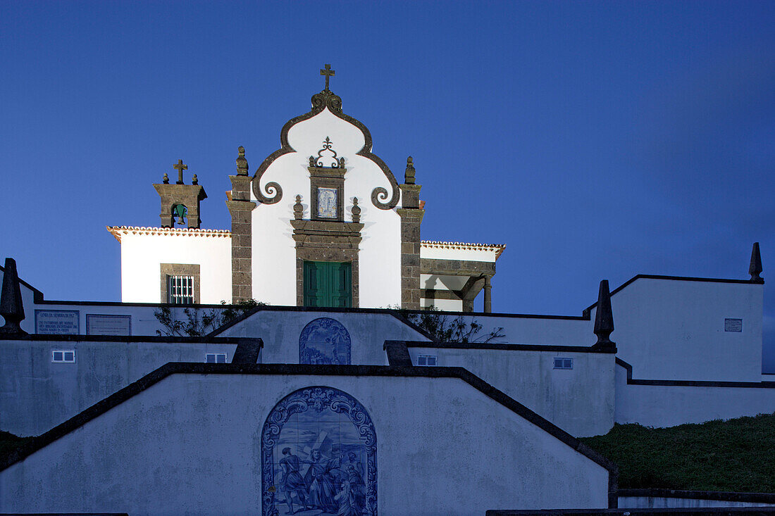 Nossa Senhora da Paz-Kirche mit Treppe, Azoren, Portugal
