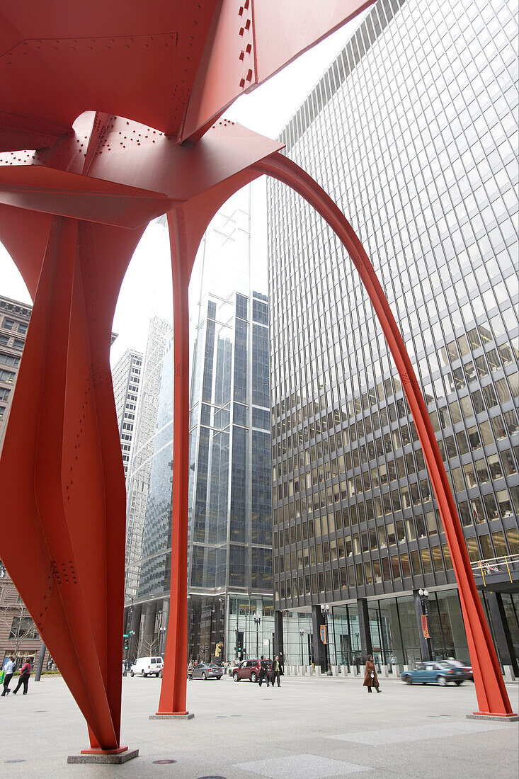 Flamingo Skulptur (1974) von Alexander Calder am Federal Center Plaza, Chicago, Illinois, Amerika