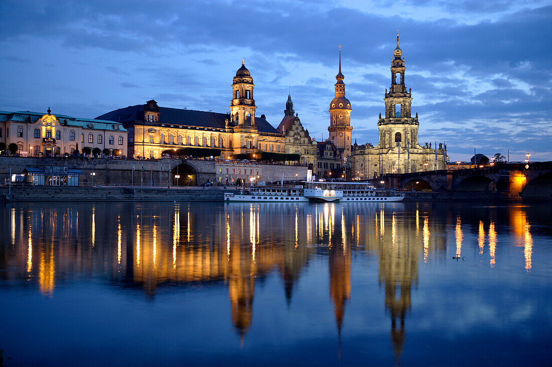 Blick über Elbe auf Altstadt mit Brühlsche Terrasse, Dresden, Sachsen, Deutschland