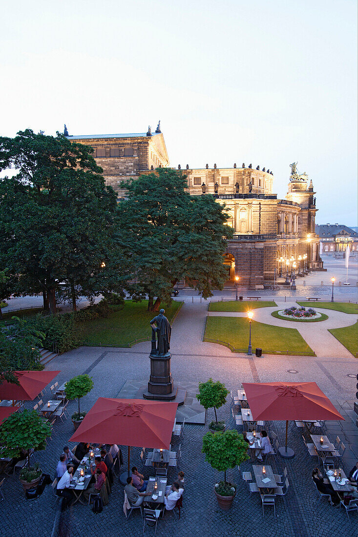 Blick auf Semperoper am Abend, Dresden, Sachsen, Deuschland