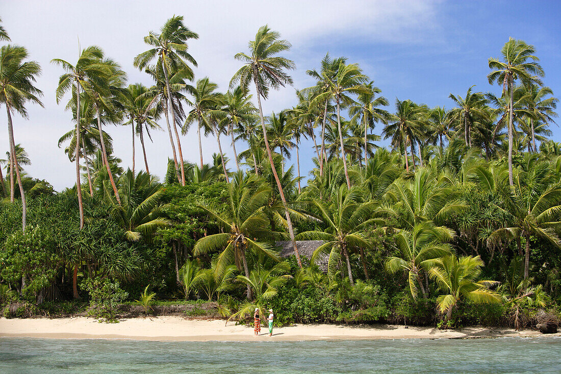 Touristen am Strand, Fafa Island Resort, Tonga, Südsee