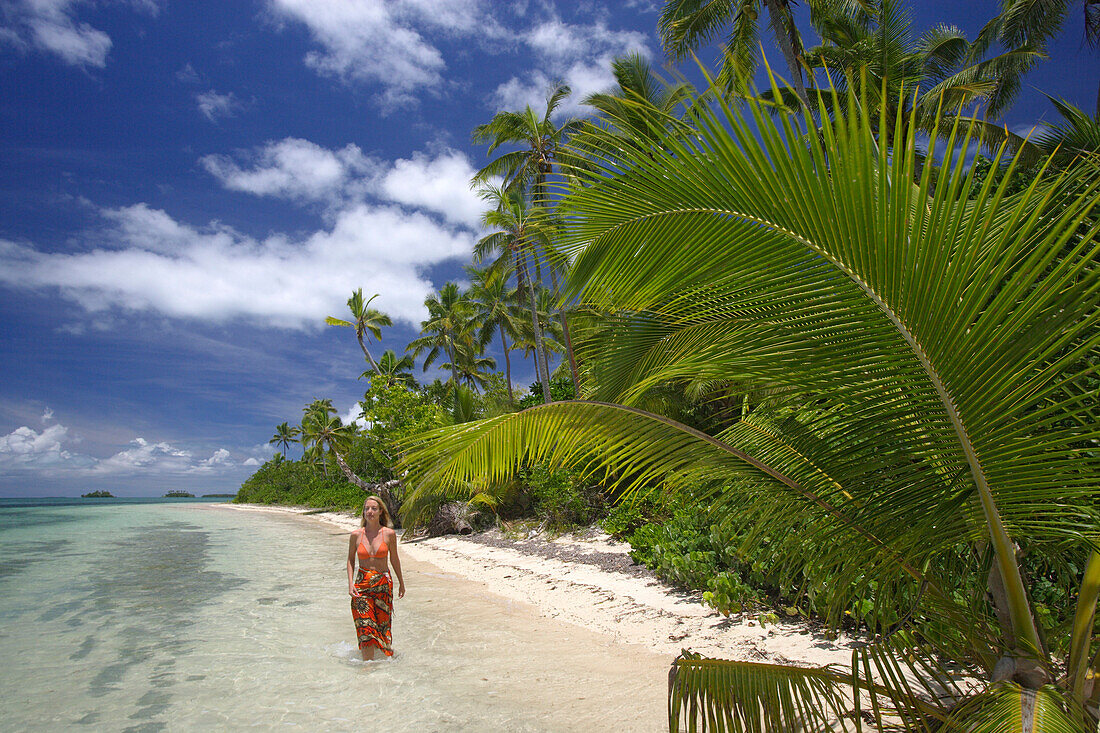 Frau am Strand, Fafa Island Resort, Tonga, Südsee