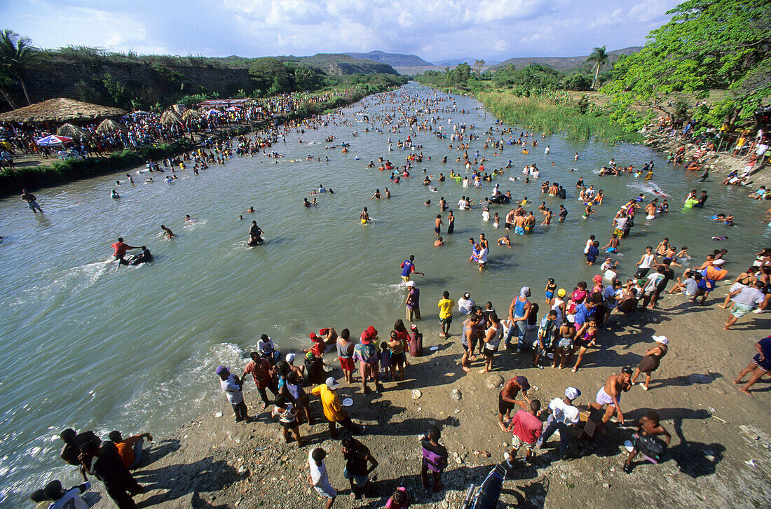 Am Sonntag füllen sich die Ufer des Rio San Juan bei Hato Nuevo mit Dominikanern. Im Hintergrund erheben sich die Berge der Cordillera Central, Dominikanische Republik, Karibik