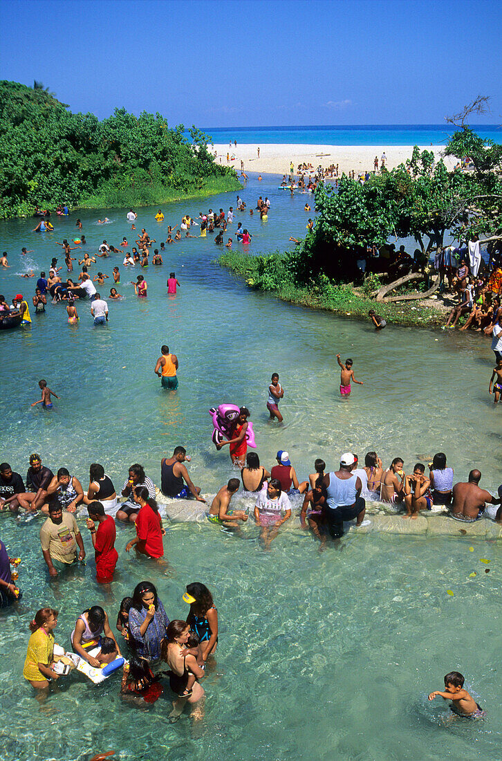 Dominikaner baden im Rio Nizaito bei Paraiso in der Provinz Barahona im Südwesten der Dominikanischen Republik, Karibik