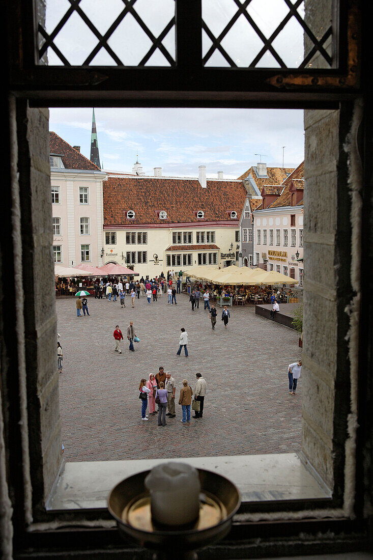 Rathausplatz durch ein Fenster des Rathauses