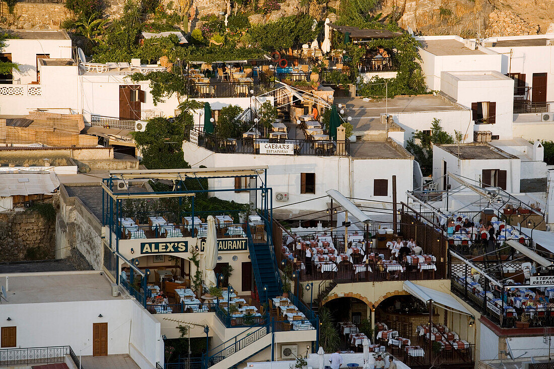 Gäste sitzen in Dachrestaurants, Lindos, Rhodos, Griechenland