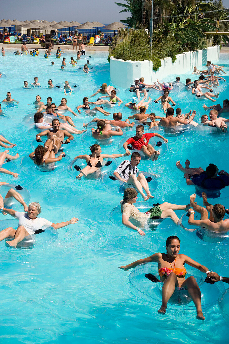 Menschen auf aufblasbaren Reifen, Wasserpark, Faliraki, Rhodes, Greece