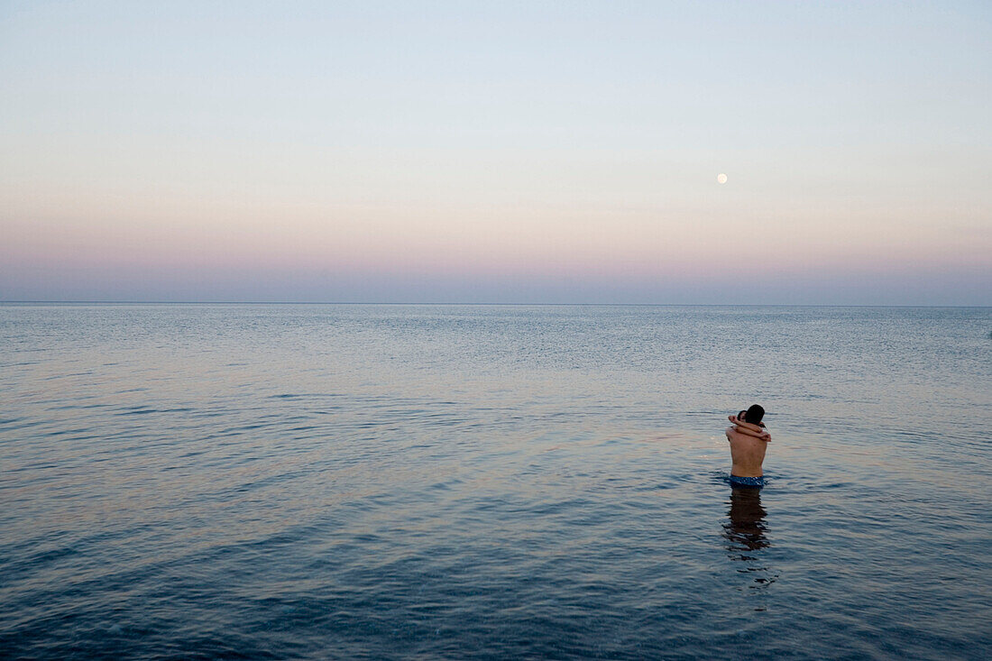 Junges Paar umarmt sich im Wasser, Gennadi, Rhodos, Griechenland