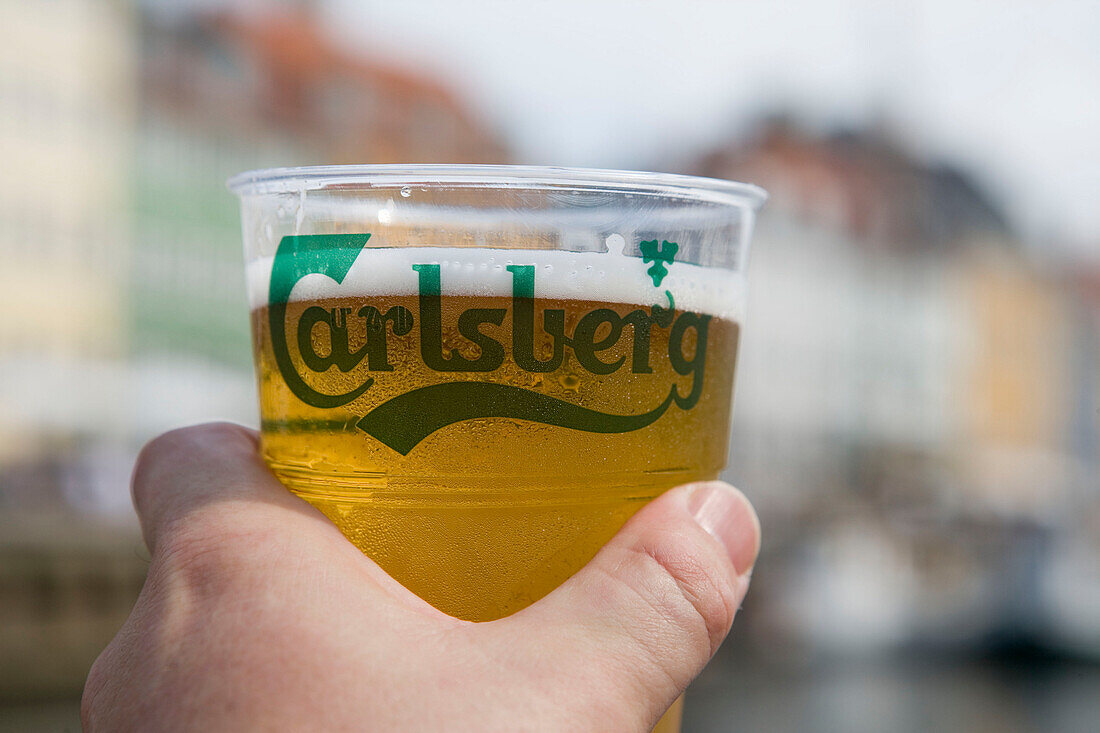 Ein Becher Bier während einer Hafenrundfahrt, Nyhavn, Kopenhagen, Dänemark, Skandinavien, Europa