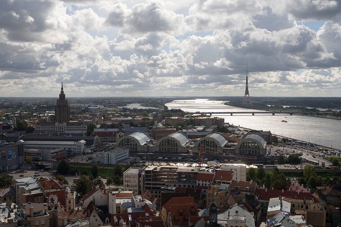 Blick über Riga von der Aussichtsplattform am Kirchturm der Johanniskirche, Riga, Lettland, Europa