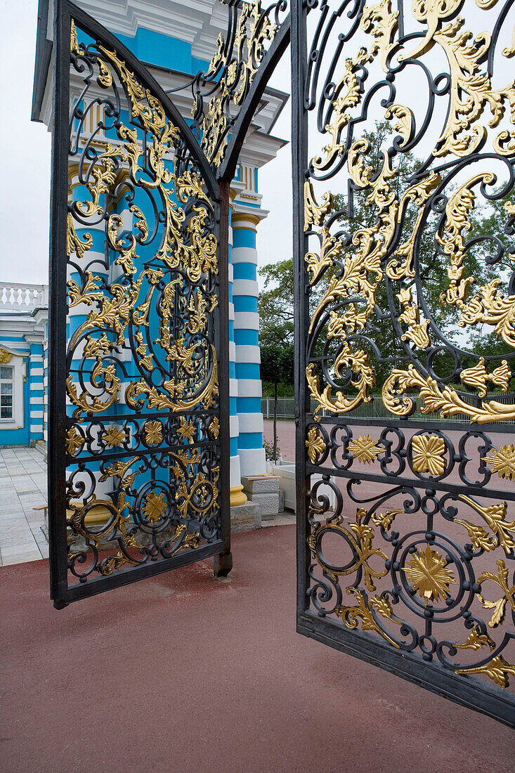 Verziertes Tor zum Katharinenpalast, Zarskoje Selo (Dorf des Zaren), nahe Sankt Petersburg, Russland, Europa