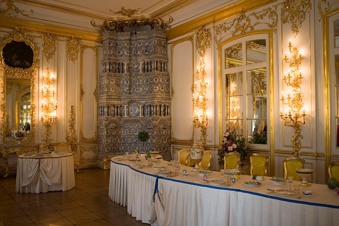 Prunkvolles Esszimmer im Katharinenpalast, Zarskoje Selo (Dorf des Zaren), nahe Sankt Petersburg, Russland, Europa