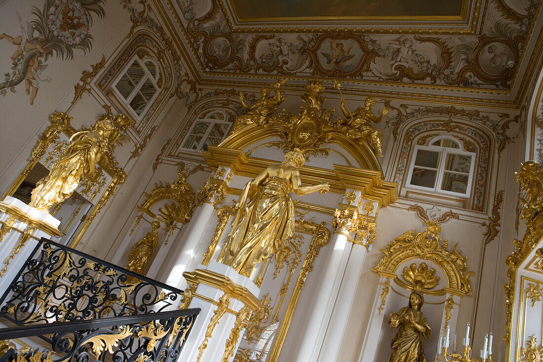 Treppenaufgang im prunkvollen Katharinenpalast, Zarskoje Selo (Dorf des Zaren), nahe Sankt Petersburg, Russland, Europa