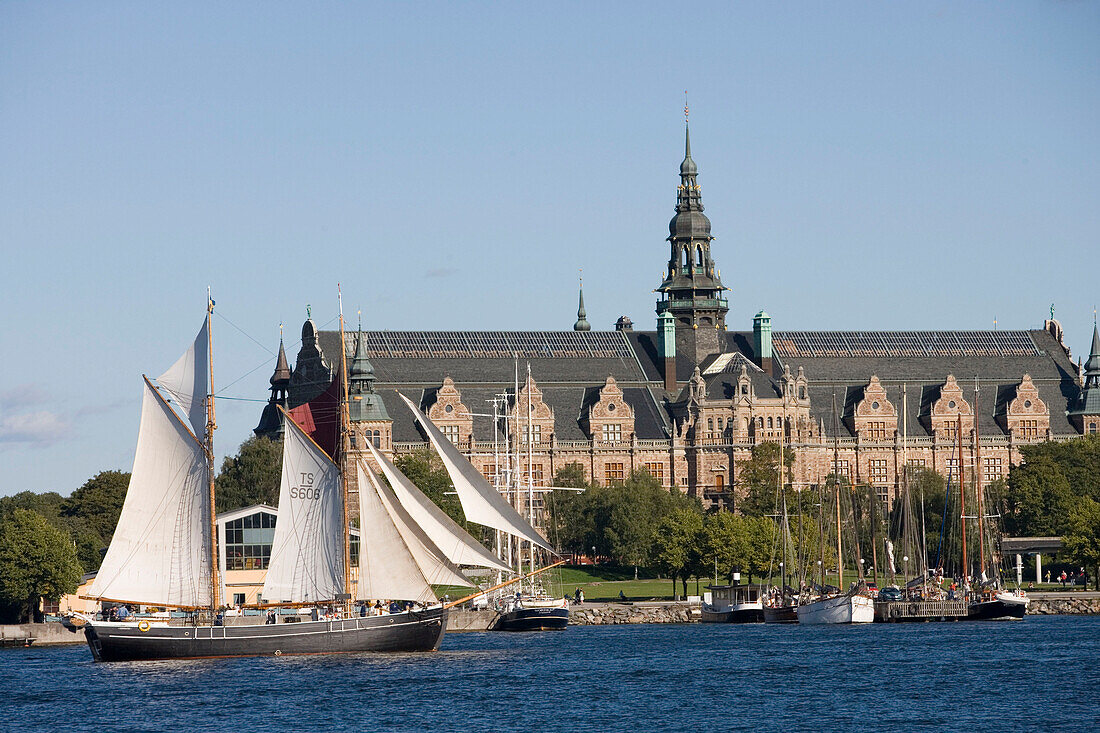 Segelboot und Nordiska Museet Nordisches Museum, Djurgandrden, Stockholm, Schweden, Skandinavien, Europa