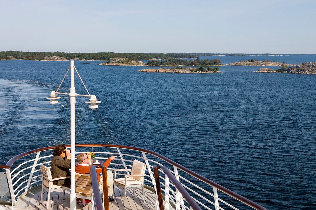 MS Europa kreuzt durch die Schären vor Stockholm, nahe Stockholm, Schweden, Skandinavien, Europa