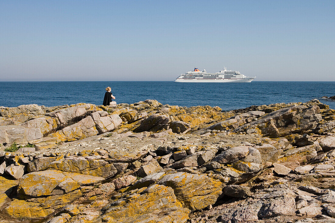 Frau auf Felsen blickt auf MS Europa, Gudhjem, Bornholm, Dänemark, Skandinavien, Europa