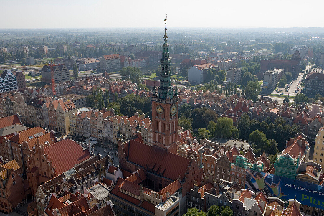 Blick vom Kirchturm der Marienkirche auf das Rathaus und die Altstadt, Danzig, Polen, Europa