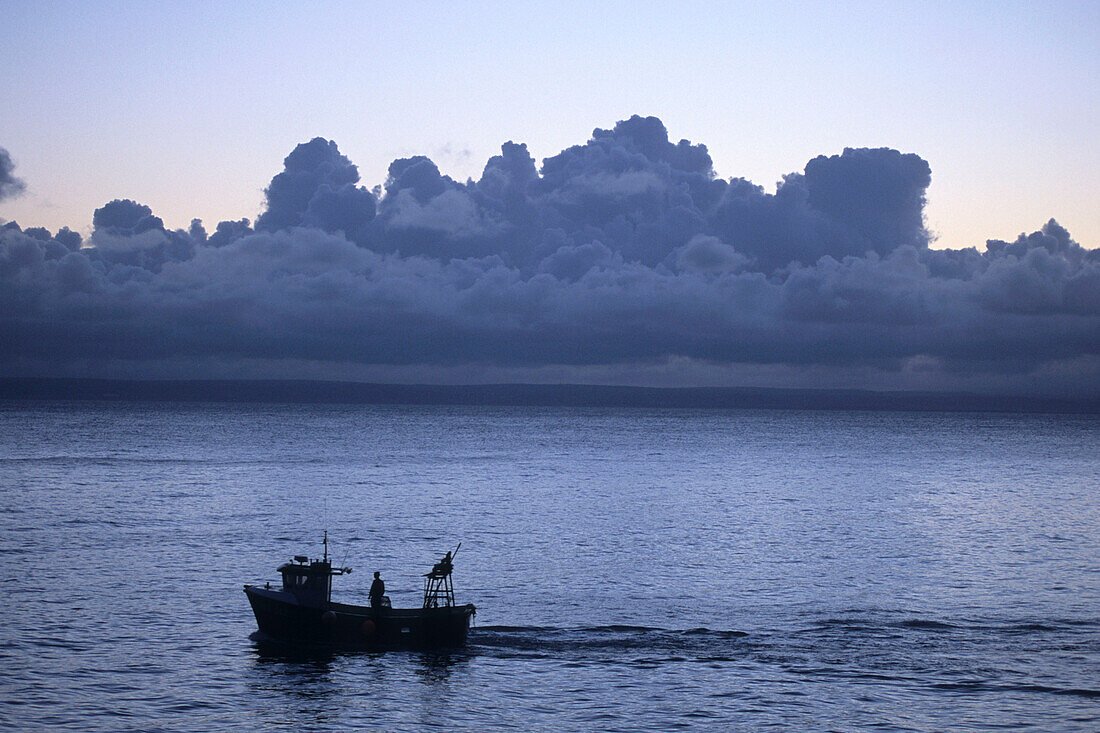 Fisherboot bei Tagesanbruch, Clovelly, Devon, Südengland, England, Großbritannien, Europa