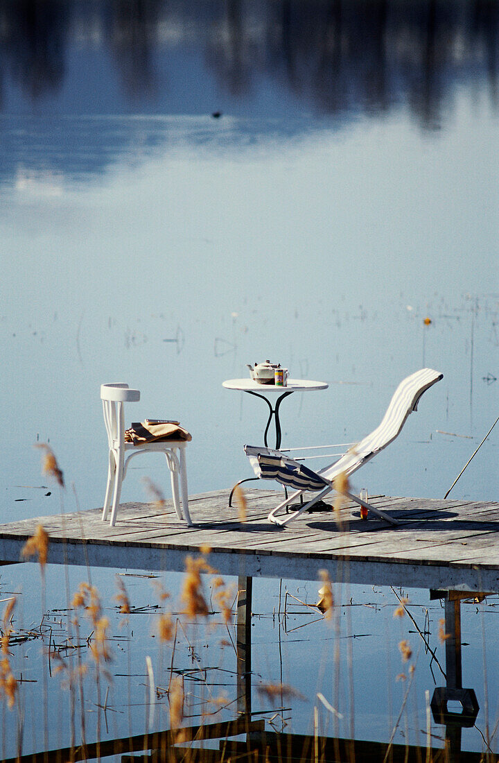 Tisch und Stühle auf einem Bootssteg am Staffelsee, Uffing, Oberbayern, Bayern, Deutschland