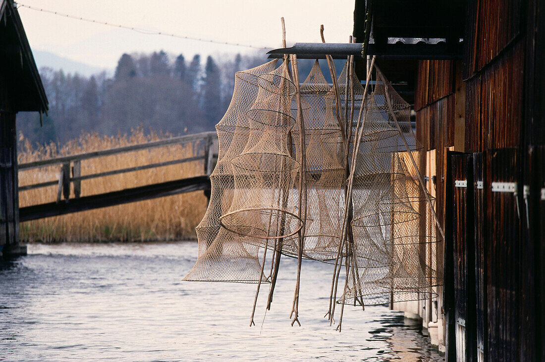 Fischreusen an einer Bootshütte, Seehausen, Bayern, Deutschland