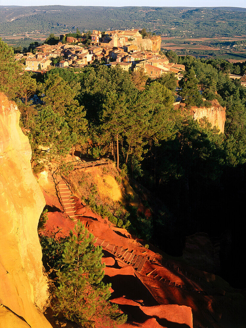 Ockerbrüche Chaussee des Geants und Dorf im Sonnenlicht, Roussillon, Vaucluse, Provence, Frankreich, Europa