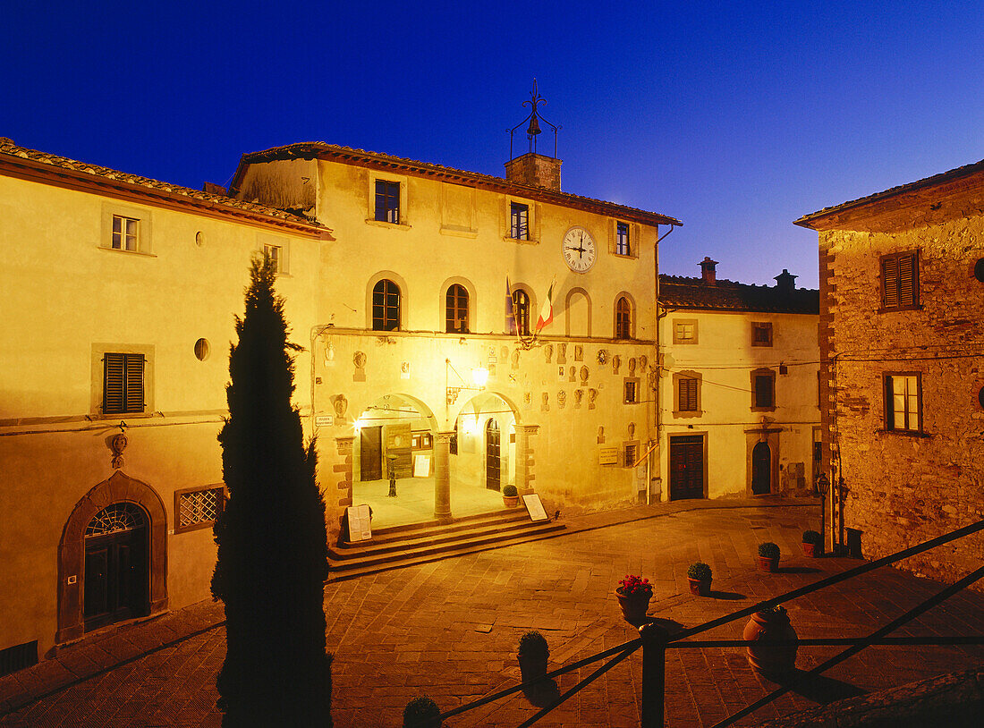 town square with town hall (15 centenary), Radda in Chianti, Chianti, Tuscany, Italy