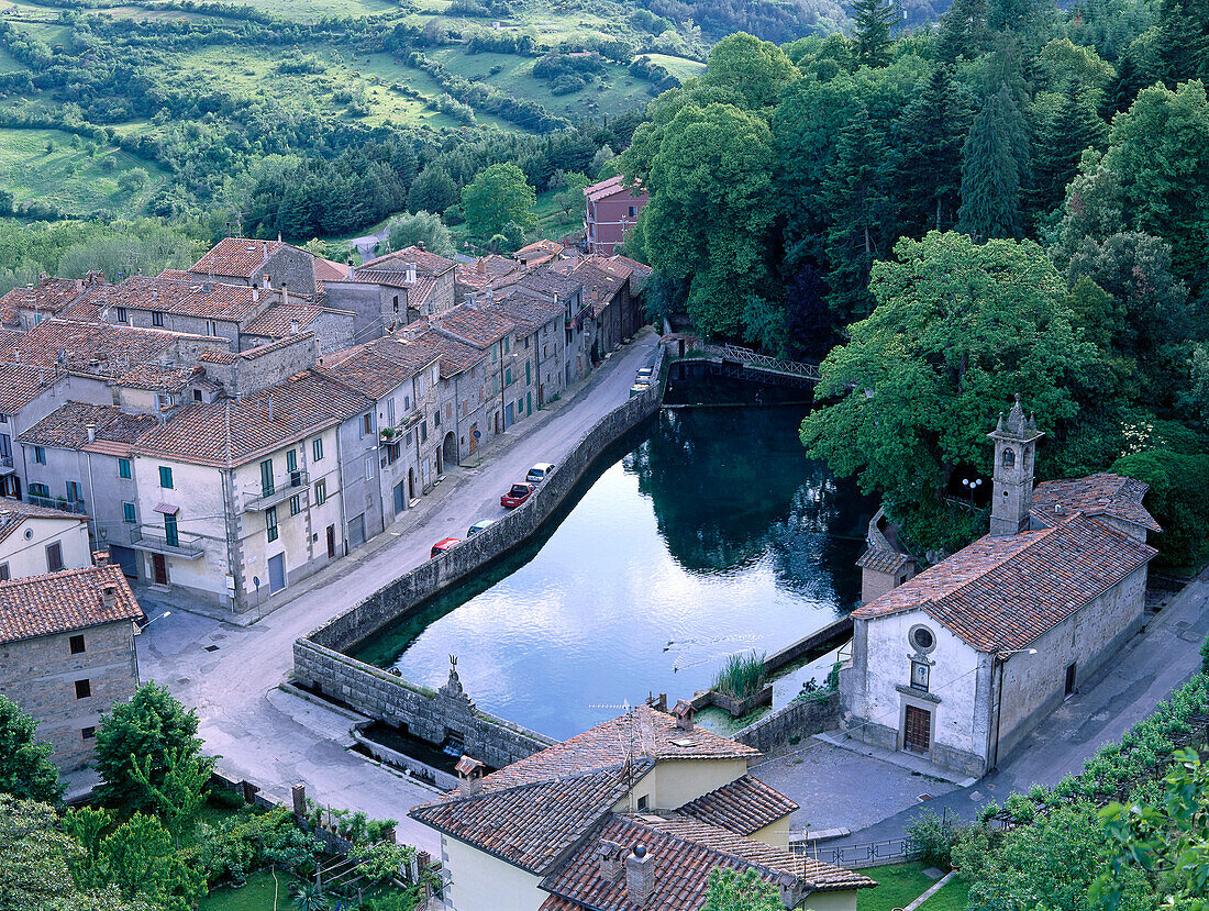 La Peschiera, Wasser-Becken von Santa Flora, Dorf auf dem Monte Amiata, Toskana, Italien
