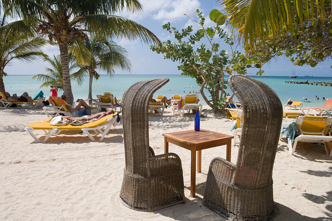 Tisch und Stühle an der Moomba Beach Bar am Palm Beach, Aruba, ABC-Inseln, Niederländische Antillen, Karibik