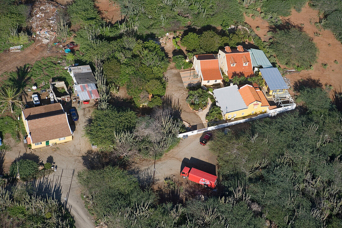 Luftaufnahme von Häusern und Coca-Cola Lastwagen, Aruba, ABC-Inseln, Niederländische Antillen, Karibik