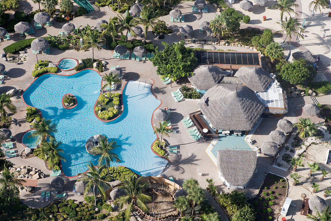 Luftaufnahme vom Swimming Pool des Costa Linda Resort am Eagle Beach, Aruba, ABC-Inseln, Niederländische Antillen, Karibik
