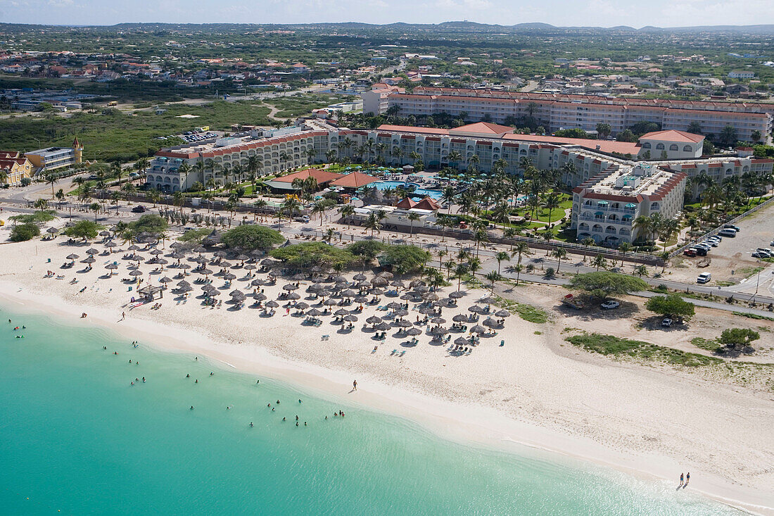 Luftaufnahme des La Cabana Resort am Eagle Beach von Aruba, ABC-Inseln, Niederländische Antillen, Karibik