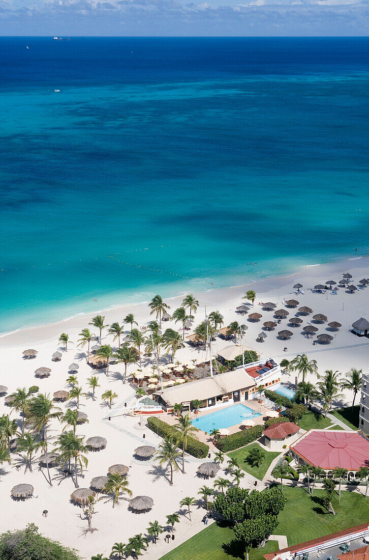 Luftaufnahme des Bucuti Beach Resort am Eagle Beach, Aruba, ABC-Inseln, Niederländische Antillen, Karibik