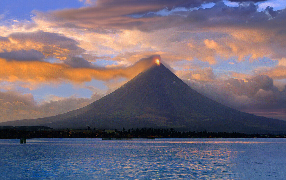 Vulkan Mayon bei Stadt Legazpi, Ausbruch am Abend, Legazpi, Insel Luzon, Philippinen, Asien